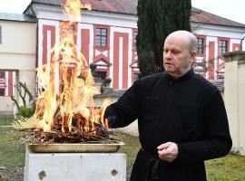 Příprava popele na Popeleční středu