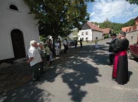 Žehnání lesní kapličky u Libochovan