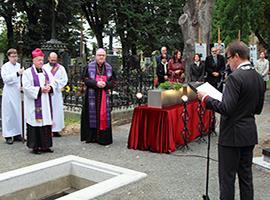 Uložení ostatků biskupa Krejčího do hrobky v Turnově