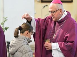 Litoměřický biskup v katedrále na Popeleční středu 2022 zahájil postní období