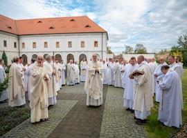 Diecézní pouť kněží a jáhnů v Doksanech