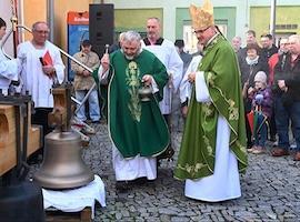 Biskup Stanislav Přibyl požehnal zvony v Jirkově 